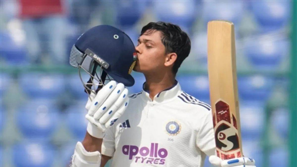 IND vs WI: अरुण जेटली स्टेडियम में यशस्वी जायसवाल ने जड़ा ऐतिहासिक शतक, कोहली-गांगुली को छोड़ा पीछे