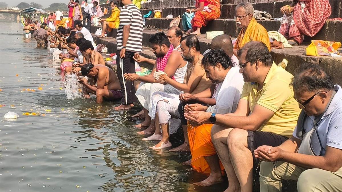 पितृ मोक्ष अमावस्या पर नदी, तालाबों के घाट पर उमड़े लोग, महानदी, शिवनाथ, खारुन, हसदेव तटों पर हुआ तर्पण