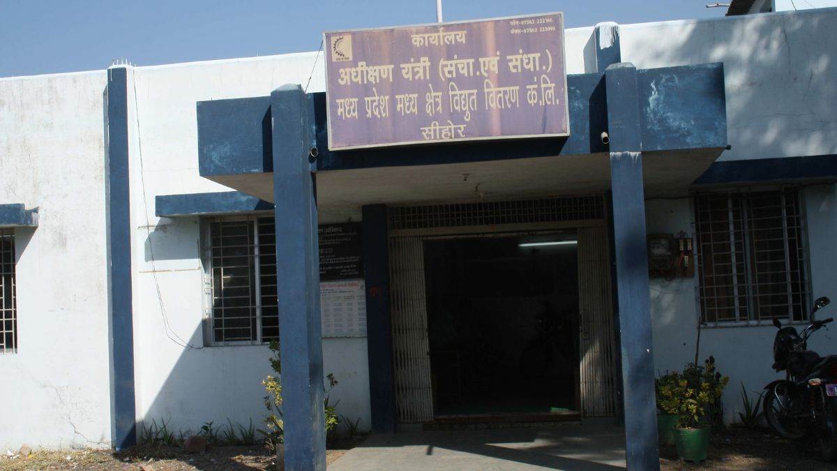 सीहोर में बिजली चोरी पकड़ने गई टीम पर हमला; महिला कर्मचारी का दबाया गला, ईंट-पत्थर बरसाए, 8 पर केस दर्ज