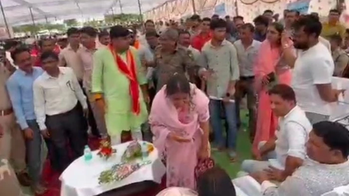 बालाघाट में जनसंवाद में भाजपा-कांग्रेस कार्यकर्ता भिड़े, विधायक अनुभा मुंजारे बोलीं- कार्यक्रम का हो रहा राजनीतिकरण