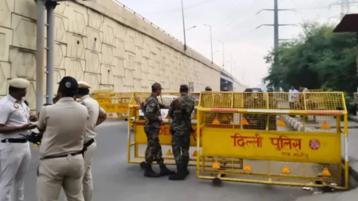 कनॉट प्लेस से जंतर-मंतर की ओर बढ़े CJP समर्थक हिरासत में, 45 मेट्रो स्टेशन बंद, रेलवे स्टेशन पर भी चेकिंग