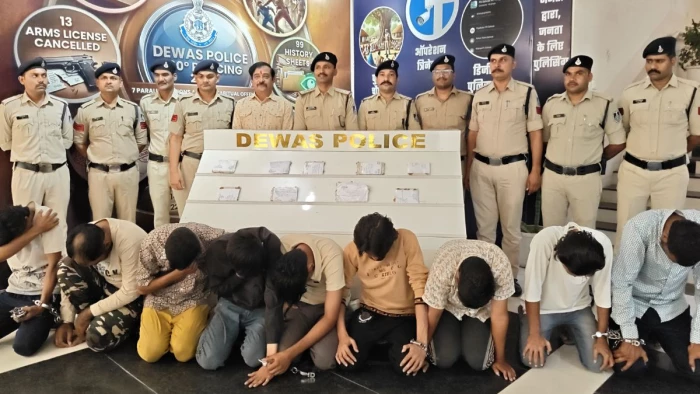 देवास में चार स्थानों पर दबिश देकर 100 ग्राम एमडी ड्रग्स जब्त, 9 आरोपियों को किया गिरफ्तार