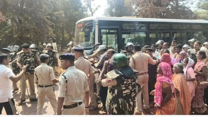 डौंडी में 10 किमी पैदल चलकर थाने पहुंचे 40 से अधिक बच्चे, माता-पिता को छुड़ाने के लिए किया प्रदर्शन, गांव में फैला आक्रोश