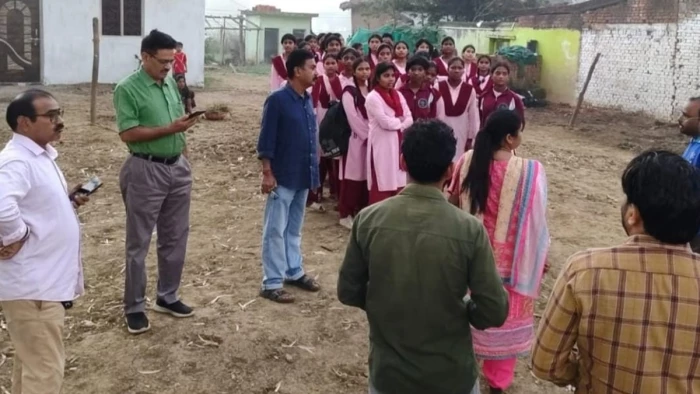 शहडोल में कलेक्टर से मिलने रात 3 बजे पैदल निकलीं 32 छात्राएं, 16 किमी चलने के बाद समझाइश पर लौटीं