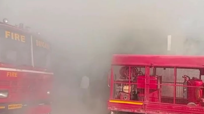मंडला में मिठाई की दुकान में लगी आग, सामान जलकर राख; शॉर्ट सर्किट की वजह से हादसे की आशंका