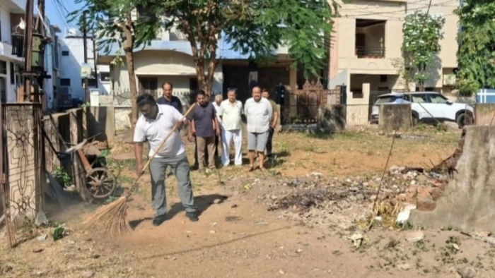 60 कर्मचारी रिटायर, भर्ती नहीं... कचरा ठेला 6 महीने से खराब, इटारसी नगरपालिका की खुली पोल, कांग्रेस पार्षद ने खुद उठाई झाड़ू