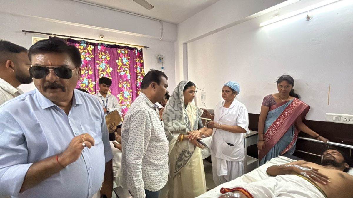 खंडवा में हाईवे पर हाईटेंशन लाइन से टकराई देवी मां की मूर्ति, लगी आग, करंट की चपेट में आने से चार झुलसे