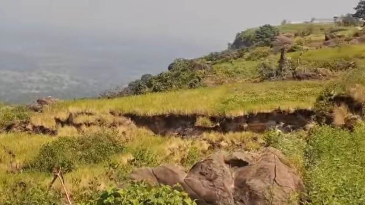मैकल पर्वत दरकने से अनूपपुर के दो गांवों में दहशत