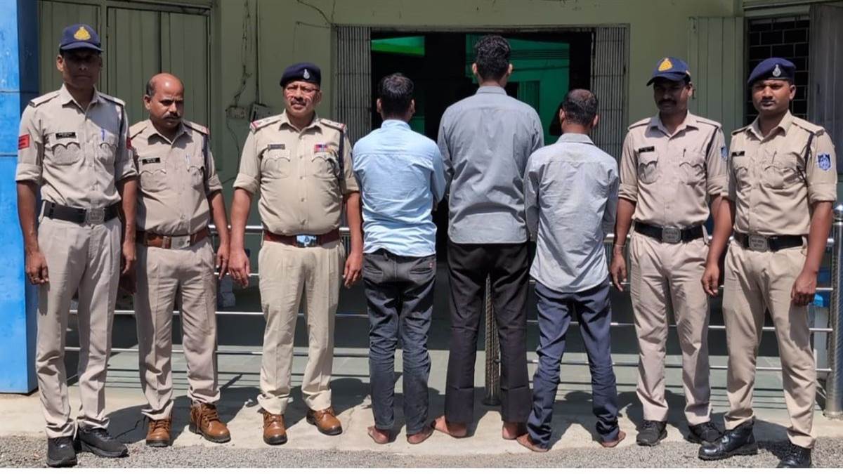 मंडला में स्वास्थ्य विभाग के अधिकारी बनकर झोलाछापों से वसूली, मध्य प्रदेश...