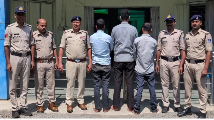 मंडला में स्वास्थ्य विभाग के अधिकारी बनकर झोलाछापों से वसूली, मध्य प्रदेश शासन लिखे वाहन से जाते थे गांव-गांव