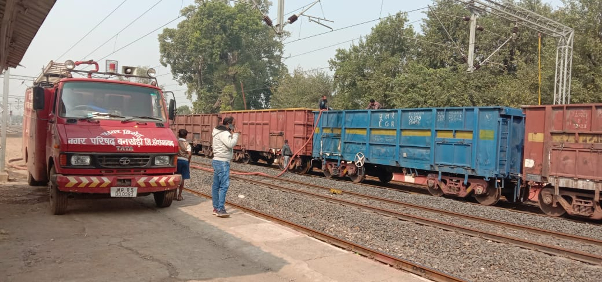 कोयले से भरी मालगाड़ी के चार डिब्बों में लगी आग hoshangabad news