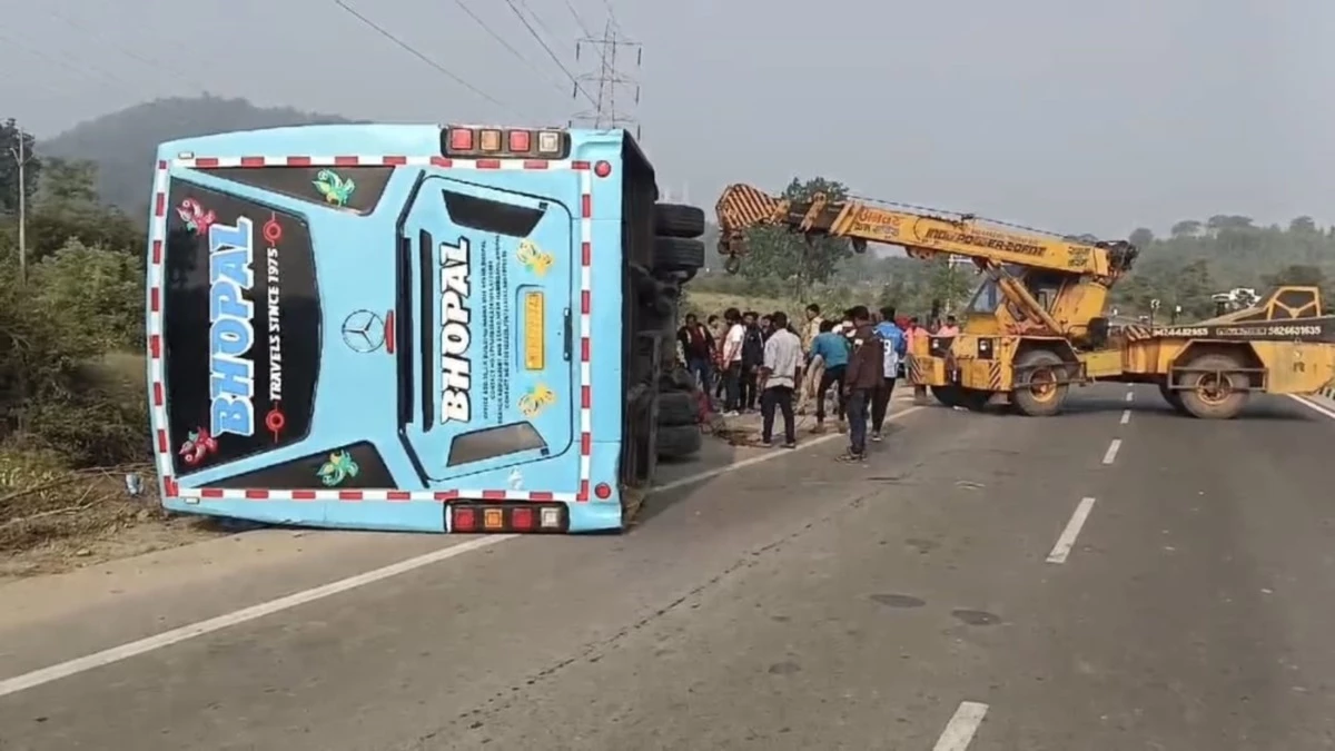 Bus Accident: नागपुर से भोपाल जा रही बस बैतूल में हाईवे पर पलटी, 28 यात्री हो गए घायल