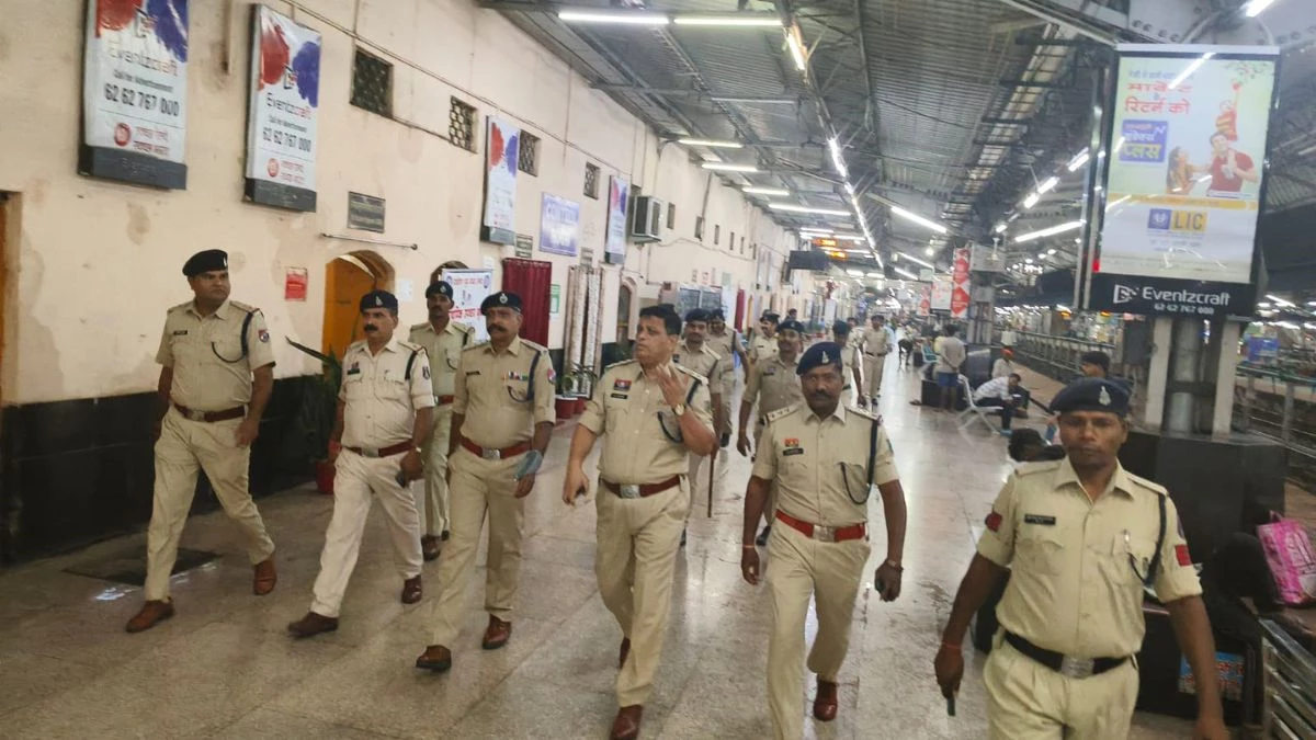 दिल्ली धमाके के बाद रायपुर में हाई अलर्ट, पुलिस ने बढ़ाई सुरक्षा, स्टेशन-एयरपोर्ट पर सख्त जांच