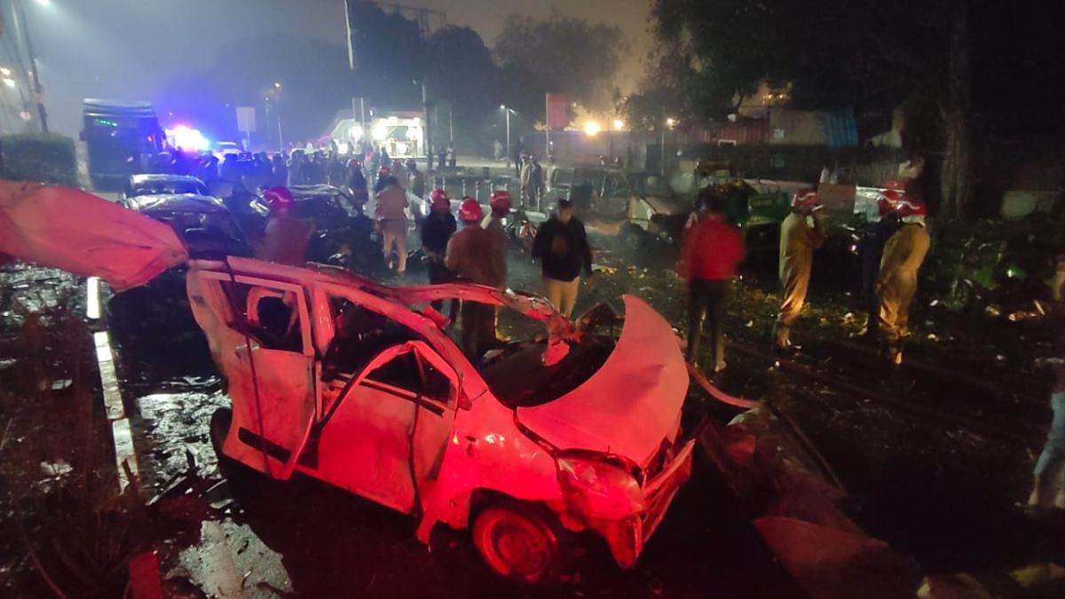Delhi Blast: पल भर में बदल गई लाल किला मेट्रो स्टेशन की तस्वीर... देखें हादसे का दर्दनाक मंजर - Delhi Bomb Blast A powerful explosion near the Red Fort Metro Station photos