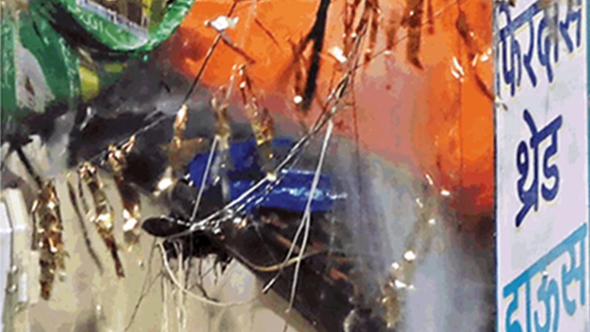 खेलने से मना किया तो 10 साल के बच्चे ने तीन बाइक, ऑटो रिक्शा और गोदाम में लगा दी आग