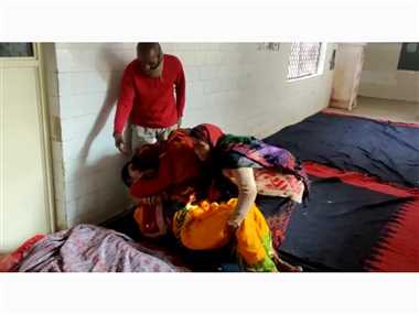 Sheopur Health News: न पलंग न स्ट्रेचर का इंतजाम, आपरेशन कर महिला मरीजों को सर्दी में जमीन पर लेटाया