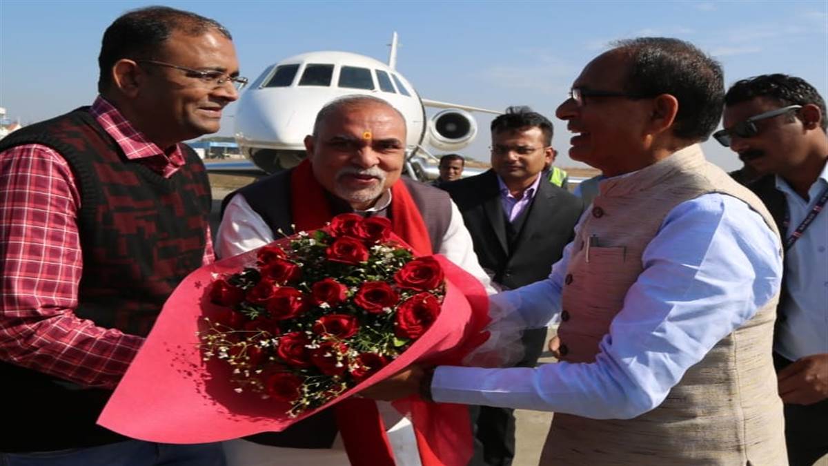 CM Short Visit in Jabalpur : सीएम अल्प प्रवास पर जबलपुर आए और सीधी रवाना हुए, डुमना विमानतल पर किया गया स्वागत