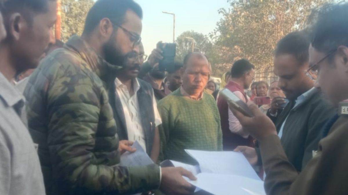 तहसीलदार व पटवारी ने साजिश रच एक परिवार के नाम की 70 एकड़ भूमि! DM के पास पहुंचे ग्रामीण