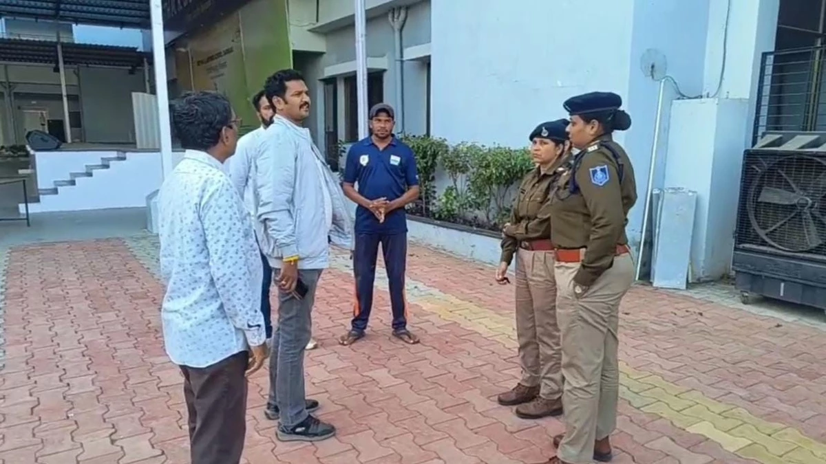 MP के बड़वानी में परीक्षा के दौरान चैकिंग के नाम पर छात्राओं के कपड़े उतरवाने का आरोप! परिजनों ने किया हंगामा