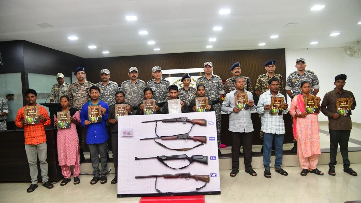 महाराष्ट्र के गढ़चिरौली में पुलिस को मिली बड़ी सफलता, 82 लाख के इनामी 11 माओवादियों ने डाले हथियार