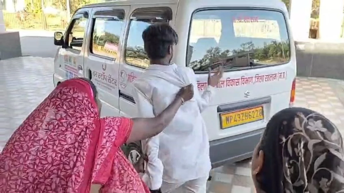 प्रेमिका को लेकर जाती गाड़ी के पीछे फिल्मी अंदाज में दौड़ते हुए बेहोश हुआ प्रेमी, कलेक्ट्रेट परिसर में रोता-चीखता रहा