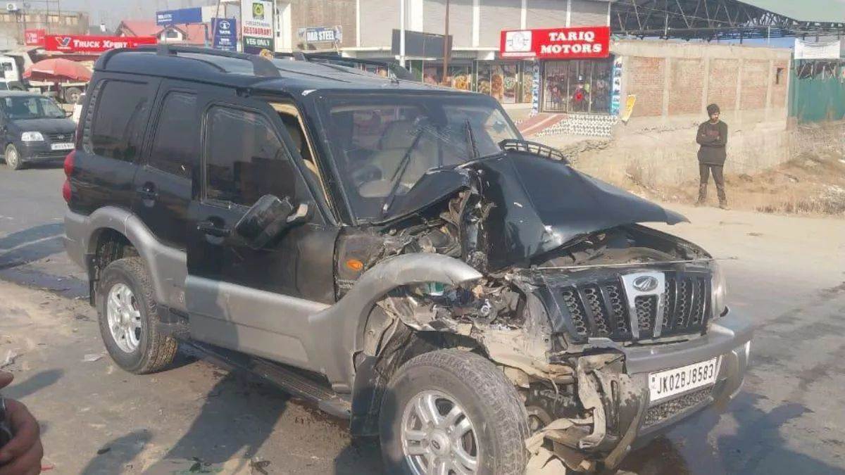 Mehbooba Mufti Accident: पीडीपी अध्यक्ष महबूबा मुफ्ती की कार का हुआ  एक्सीडेंट, बाल-बाल बची जान - Mehbooba Mufti Accident PDP President Mehbooba  Muftis car met with an accident narrowly saved her life