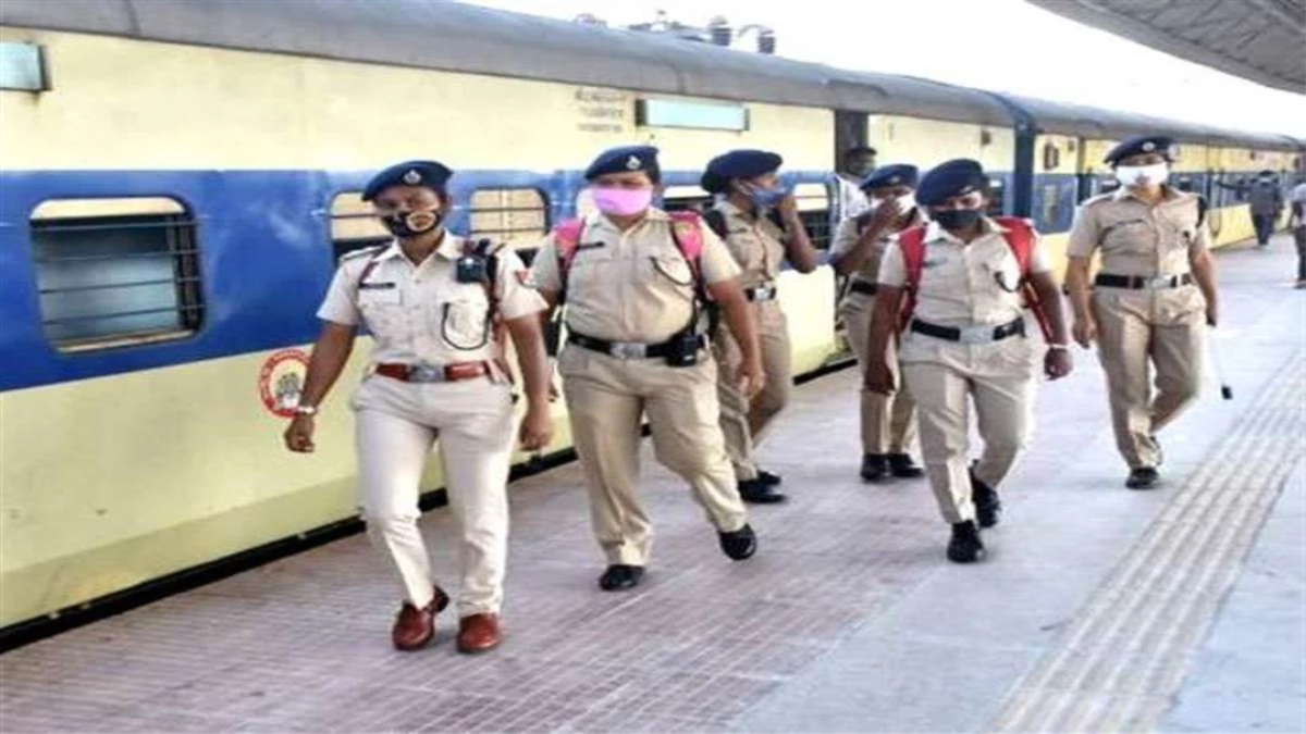रेल मदद का कमाल... ट्रेन में छूटा 50 हजार का लैपटॉप बैग, RPF ने चंद घंटों में ढूंढकर यात्री को लौटाया