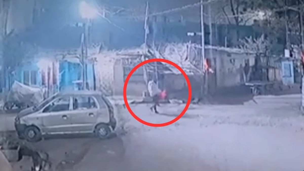 बैतूल में हिंदू सम्मेलन के लिए सड़क किनारे लगाए गए भगवे झंडे को उतारकर जलाया, दो गिरफ्तार