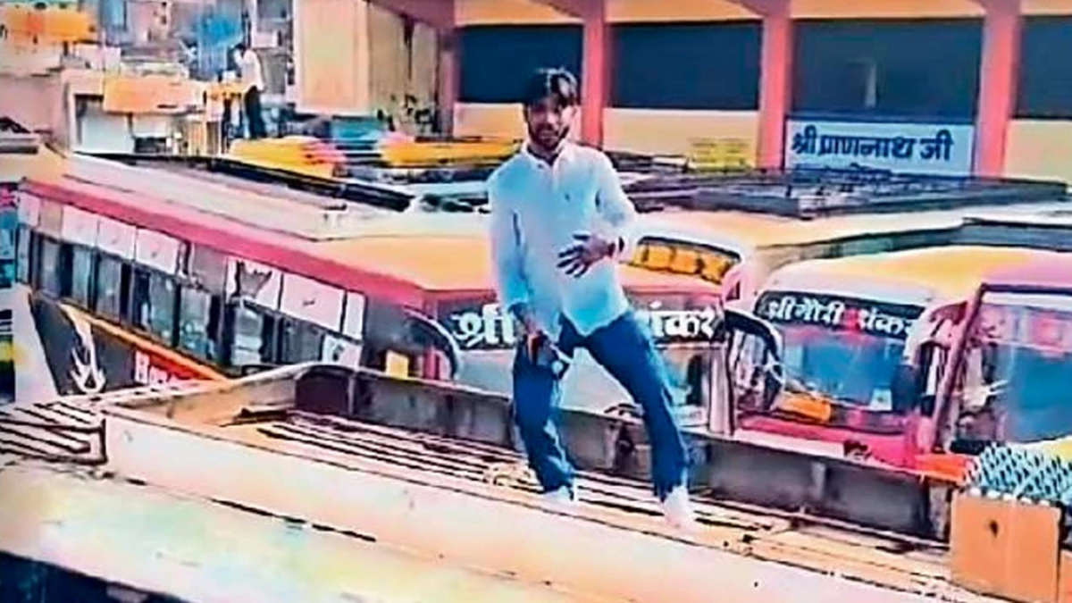 पन्ना में चलती बस के ऊपर डांस करते हुए अचानक नीचे कूद गया रीलबाज, अंदर बैठे यात्रियों के उड़े होश