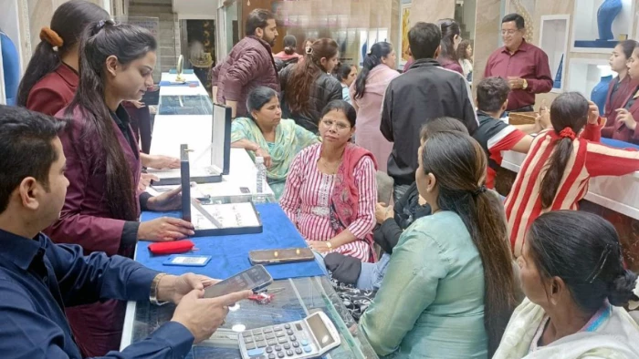 सोना अब भी डेढ़ लाख के पार... मध्यम वर्ग के लिए अंगूठी, चैन, चूड़ी जैसे आभूषण खरीदना भी हुआ मुश्किल