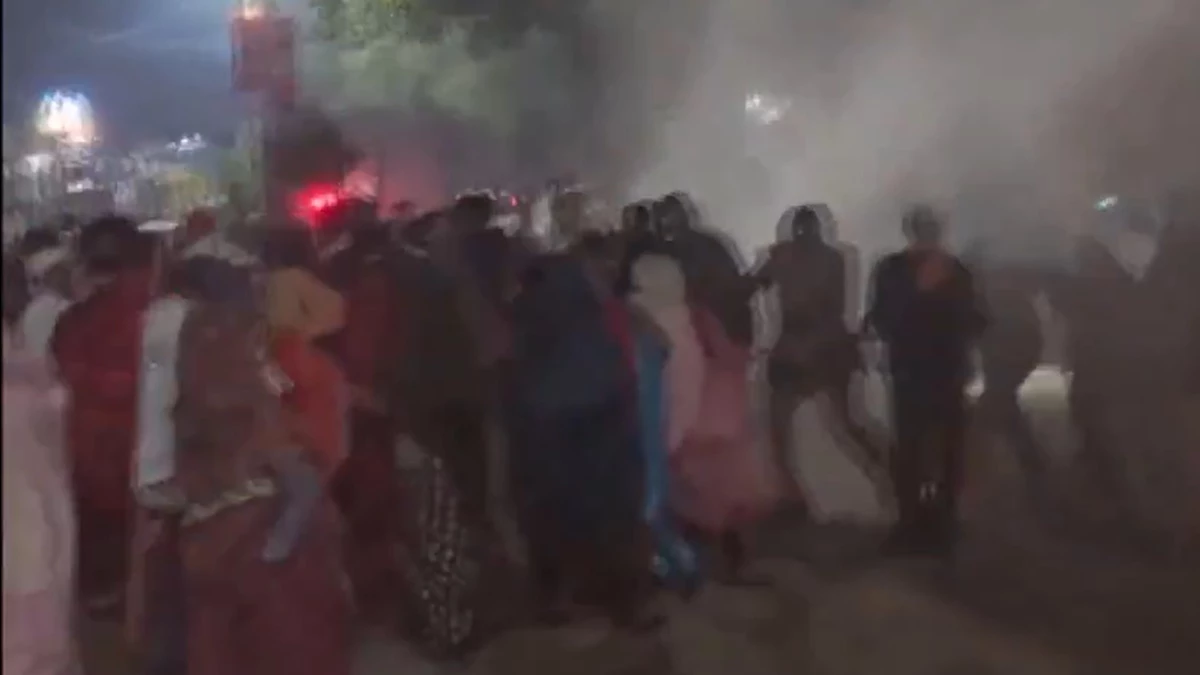 MP के छतरपुर में ग्रामीणों ने देर रात एसडीम ऑफिस पर फेंके पत्थर, पुलिस ने चलाई वाटर कैनन