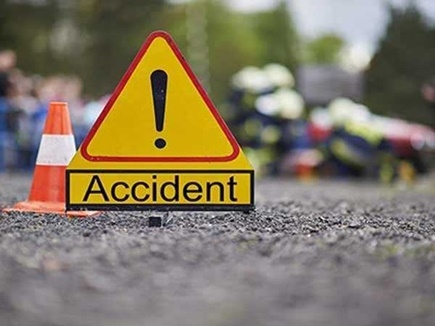 Jabalpur accident news: बाइक में टक्कर मारते हुए 100 फीट गहरी खाई में गिरा ट्रक, बाइक में लगी आग
