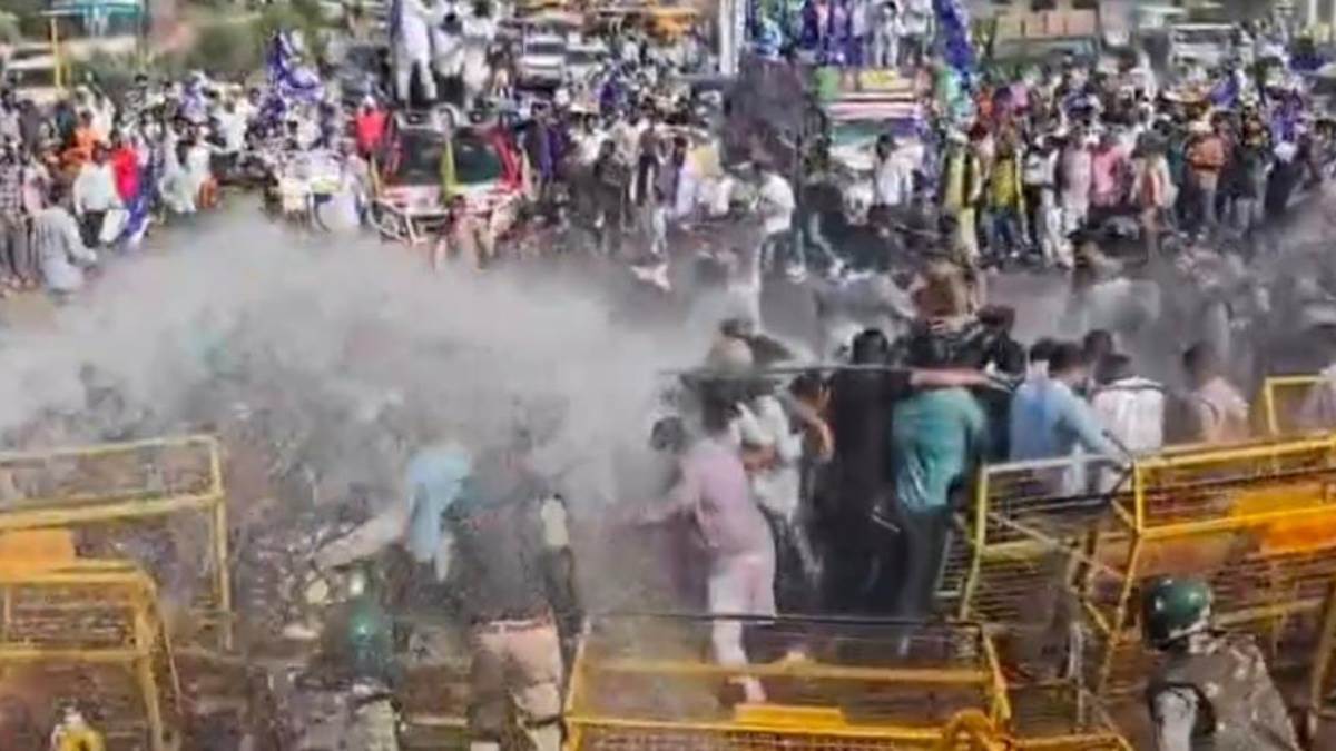 दतिया में बिना अनुमति संकल्प यात्रा निकाल रहे भीम आर्मी-असपा कार्यकर्ताओं पर लाठीचार्ज, वाटर कैनन और आंसू गैस का प्रयोग