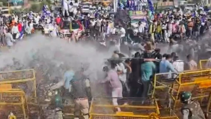 दतिया में बिना अनुमति संकल्प यात्रा निकाल रहे भीम आर्मी-असपा कार्यकर्ताओं पर लाठीचार्ज, वाटर कैनन और आंसू गैस का प्रयोग