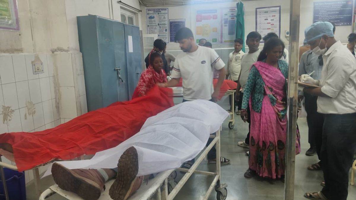 शिवपुरी के टोहरा गांव में ऑटो पर पलटा खाद से भरा ट्रक, 4 लोगों की मौत, 2 घायल
