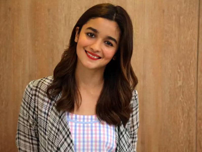 Alia Bhatt ने बचपन में ही बता दिया था एक्ट्रेस बनूंगी वीडियो हुआ वायरल 8 Year Old Alia Bhatt