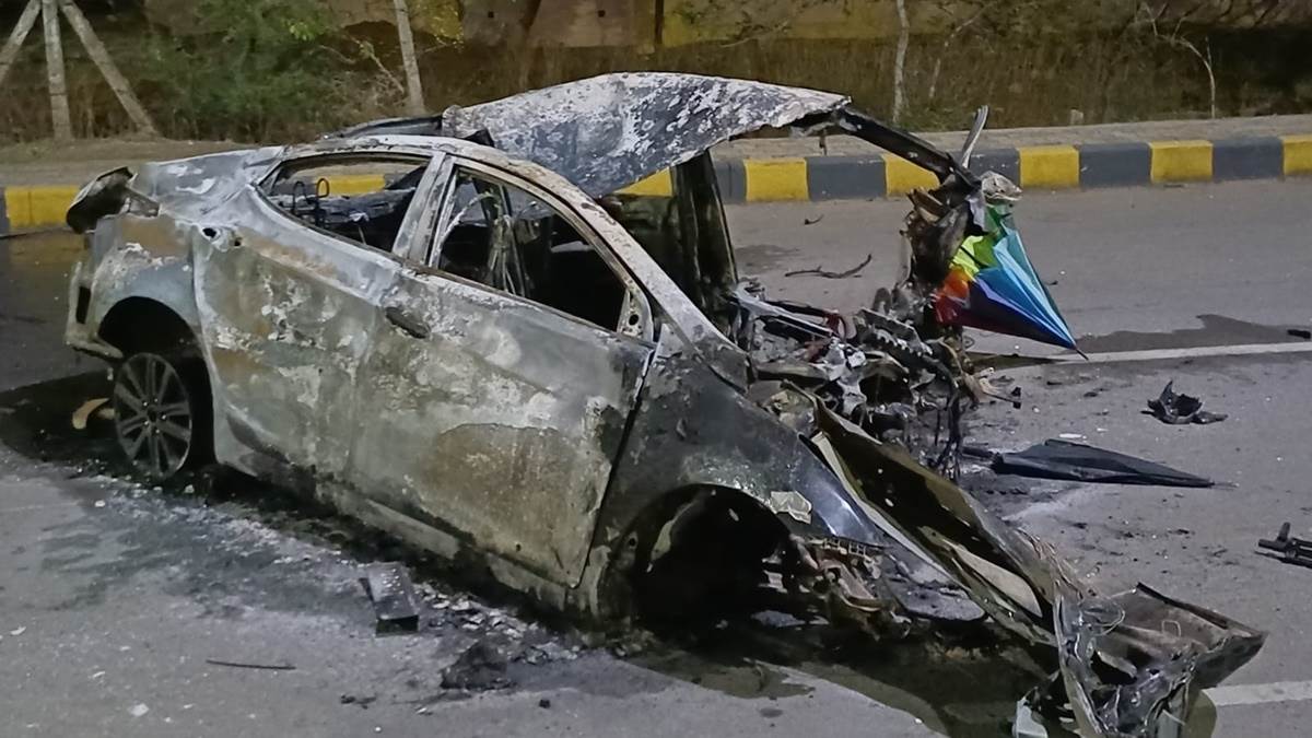 Raipur Car Accident: नवा रायपुर में खंभे से टकराने के बाद कार में लगी आग, एक युवक की मौत, दो घायल