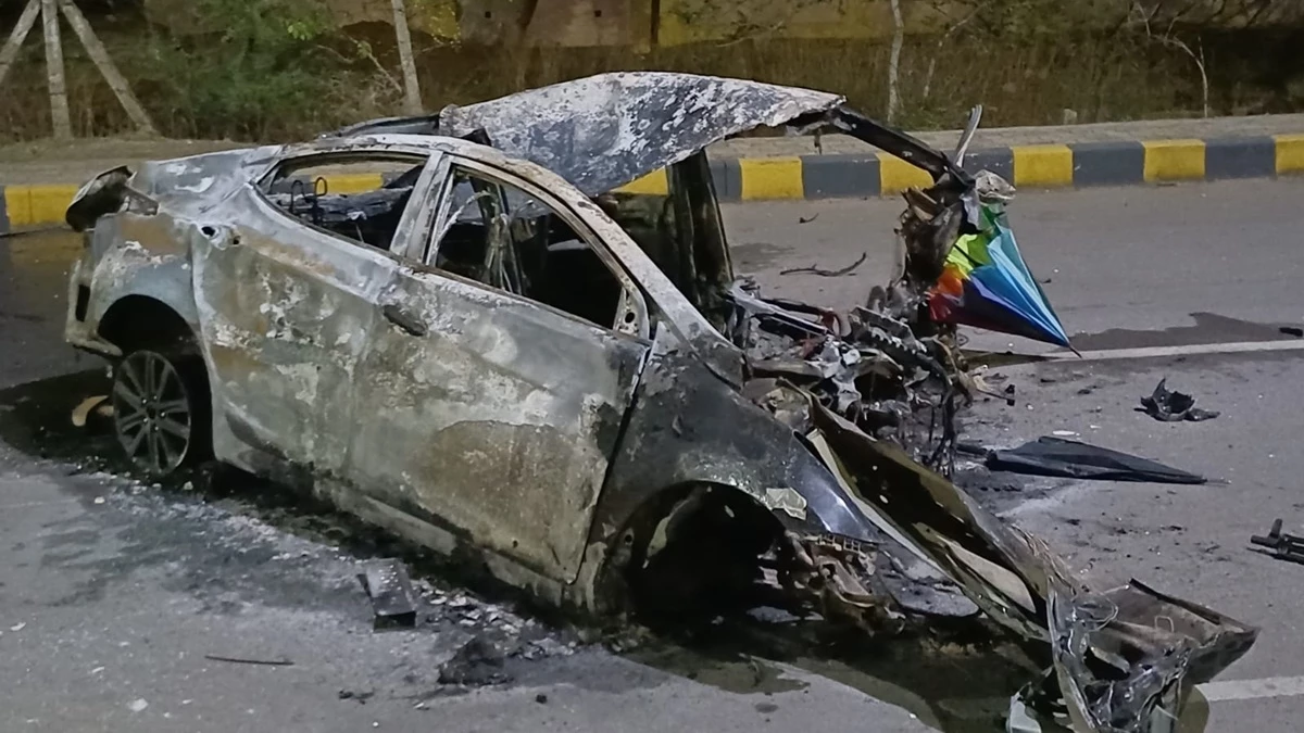 Raipur Car Accident: नवा रायपुर में खंभे से टकराने के बाद कार में लगी आग, एक युवक की मौत, दो घायल