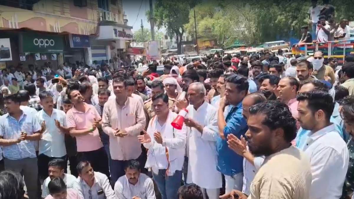 मंदसौर के सीमामऊ में पांच दुकानों में आग लगने पर फूटा व्यापारियों का गुस्सा, नगर परिषद का घेराव करने के बाद किया चक्काजाम