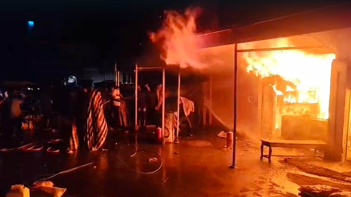 मंदसौर के सीतामऊ में आग से पांच दुकानें जलकर हुईं खाक, कंबल ओढ़कर इसे बुझाने की कोशिश करते रहे पुलिसकर्मी