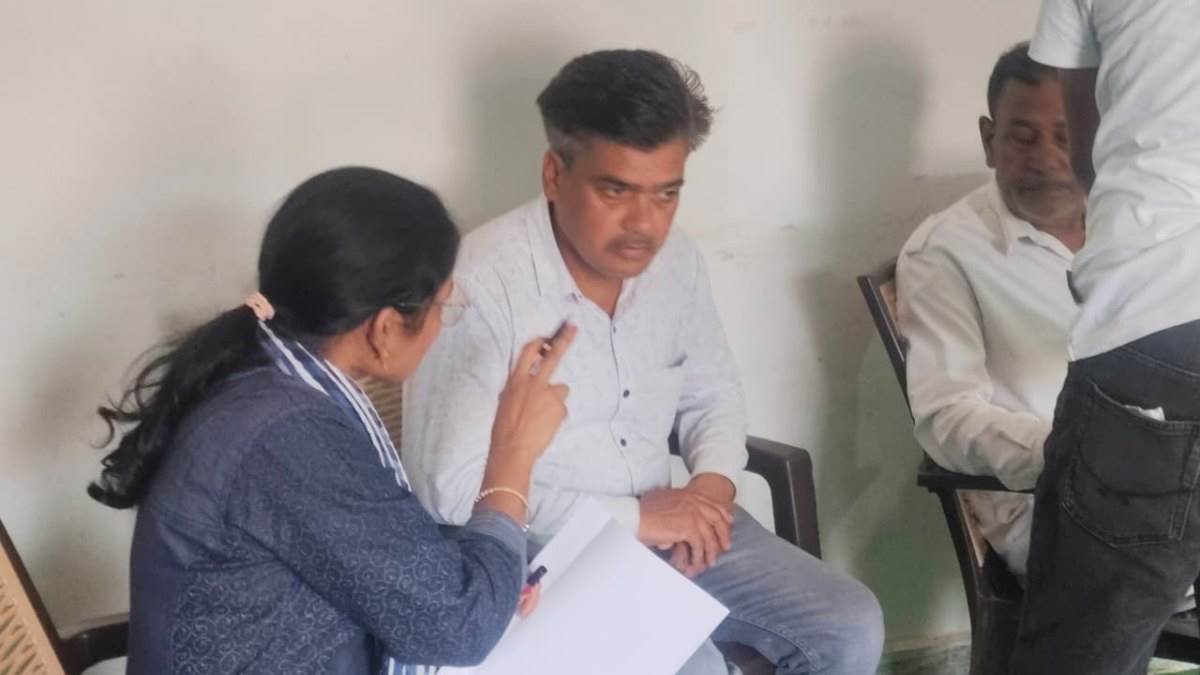 दमोह में पीएम आवास की किस्त के लिए 6 हजार की घूस लेते पंचायत सचिव और चपरासी रंगे हाथों गिरफ्तार, लोकायुक्त का शिकंजा