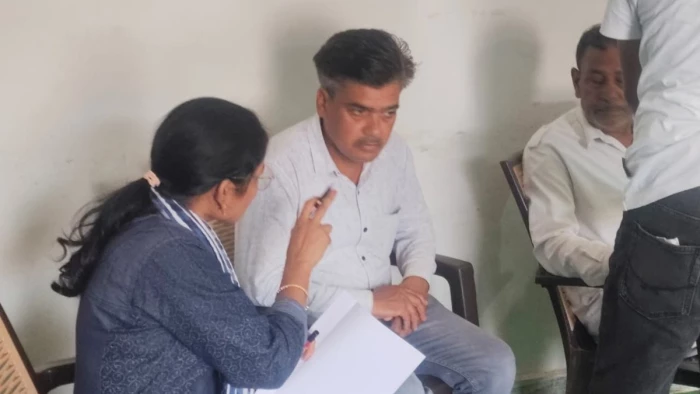 दमोह में पीएम आवास की किस्त के लिए 6 हजार की घूस लेते पंचायत सचिव और चपरासी रंगे हाथों गिरफ्तार, लोकायुक्त का शिकंजा