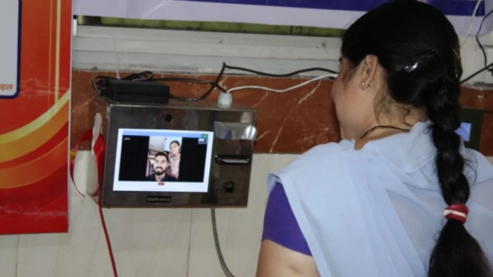 अब वीडियो काल पर परिजनों से बात कर सकेंगी महिला कैदी, रायपुर जेल में स्क्रीन पर परिवार देखकर हुईं भावुक