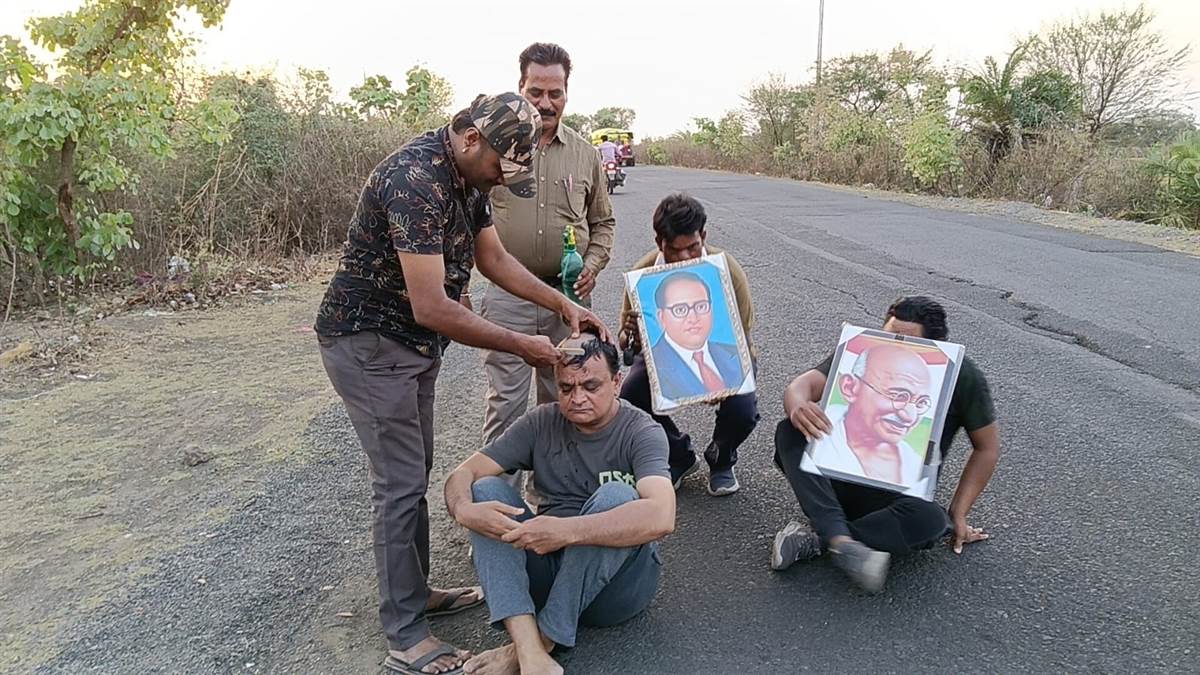 सीहोर में 30 करोड़ की सड़क उखड़ी, कांग्रेस नेता ने रोड पर बैठकर कराया मुंडन