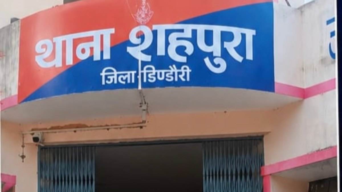 डिंडौरी में बेखौफ बदमाश... चाय दुकान पर बैठे शिक्षक का 50 हजार रुपये से भरा...