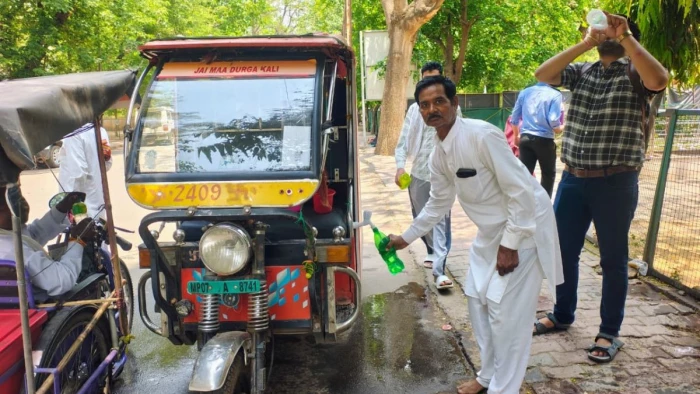 ग्वालियर के जेएएच परिसर में मरीजों के पास खुद चलकर आ रहा 'चलता-फिरता वाटर स्टेशन', ई-रिक्शा से बुझ रही प्यासों की प्यास