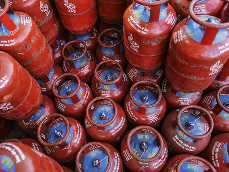 LPG News: रसोई गैस ग्राहकों को बड़ी सुविधा, किसी भी डिस्ट्रीब्यूटर से भरवा सकेंगे सिलेंडर