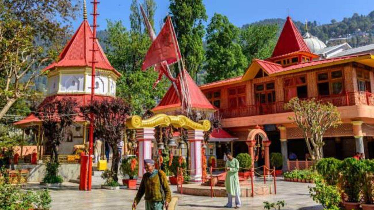 Naina Devi Mandir: नैना देवी मंदिर में रील बनाने पर प्रतिबंध, मर्यादित कपड़े पहनकर आने के निर्देश, उल्लंघन पर होगी कानूनी कार्रवाई
