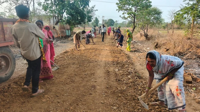 सिस्टम हारा, हौसला जीता: 25 साल से सड़क का इंतजार, अब खुद चंदा जुटाकर राह बना रहे मोहला के ग्रामीण!