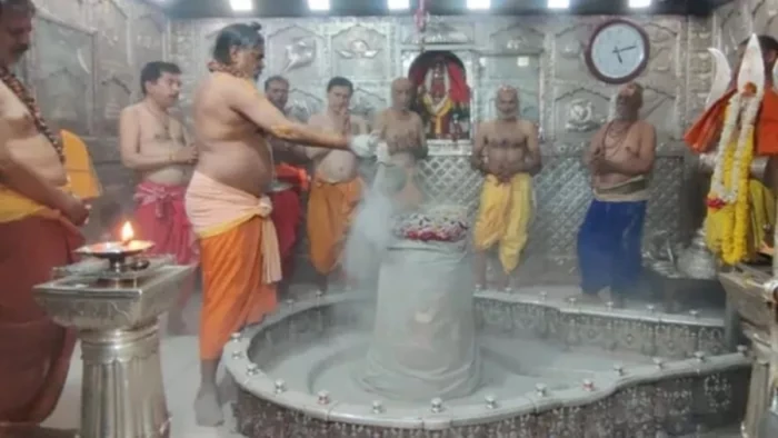 महाकाल मंदिर में भस्म आरती के नाम पर नहीं थम रही वसूली, ठगे जा रहे दर्शन करने आने वाले श्रद्धालु
